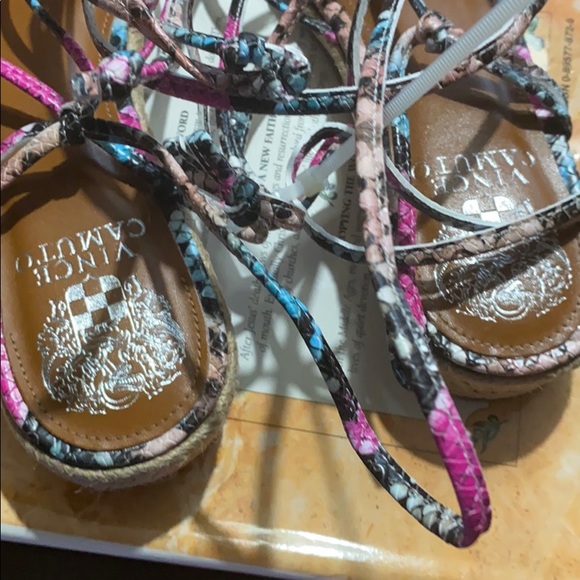 VINCE CAMUTO PRASETTA ANKLE-WRAP WEDGE SANDAL. - Picture 7 of 13